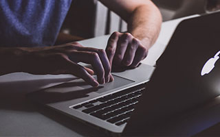 爱游戏体育-特色峡谷峭壁攀岩大赛，勇者的极限突破，攀岩探险